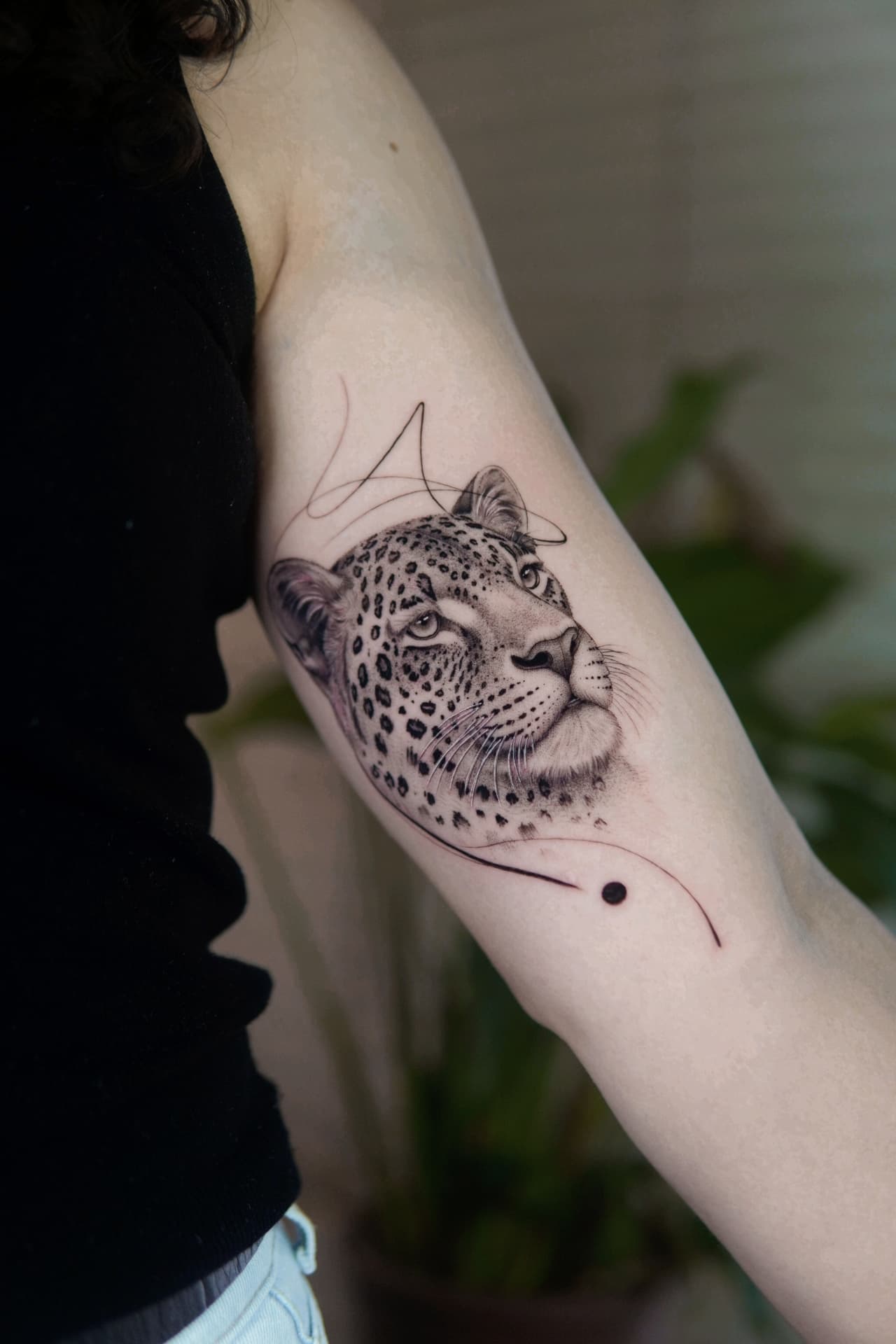 Tatuagem fineline de onça no braço