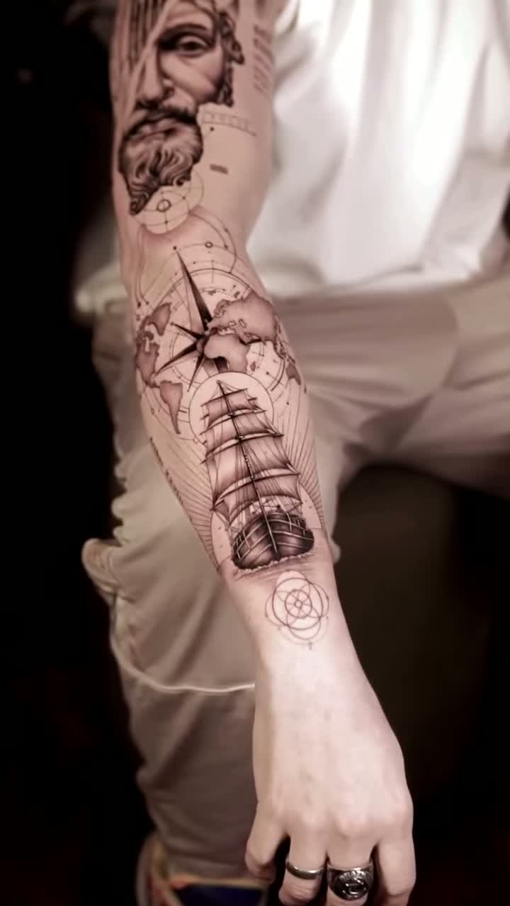 Tatuagem geométrica em pontilhismo na panturrilha